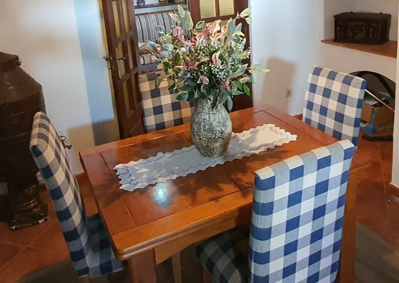 Mesa de jantar extensível em madeira maciça + 4 cadeiras estofadas
