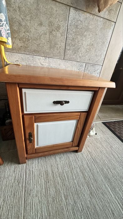 Mesa de Cabeceira em Pinho Maciço
