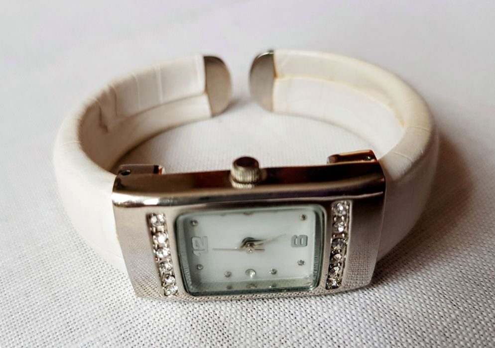 Zegarek damski z cyrkoniami