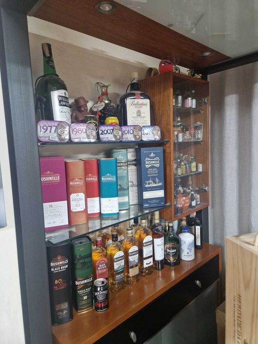 Bar em cerejeira e vidro