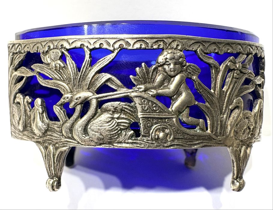 Maravilhoso antigo saleiro Arte Nova em prata contrastada com vidro azul cobalto