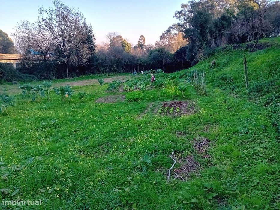 Terreno em Oliveira do Douro, para Construção de uma Moradia Isolada,