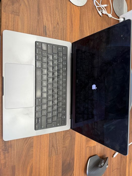 MacBook Pro 2023 16GB de RAM / 512GB de Armazenamento + Rato e Teclado