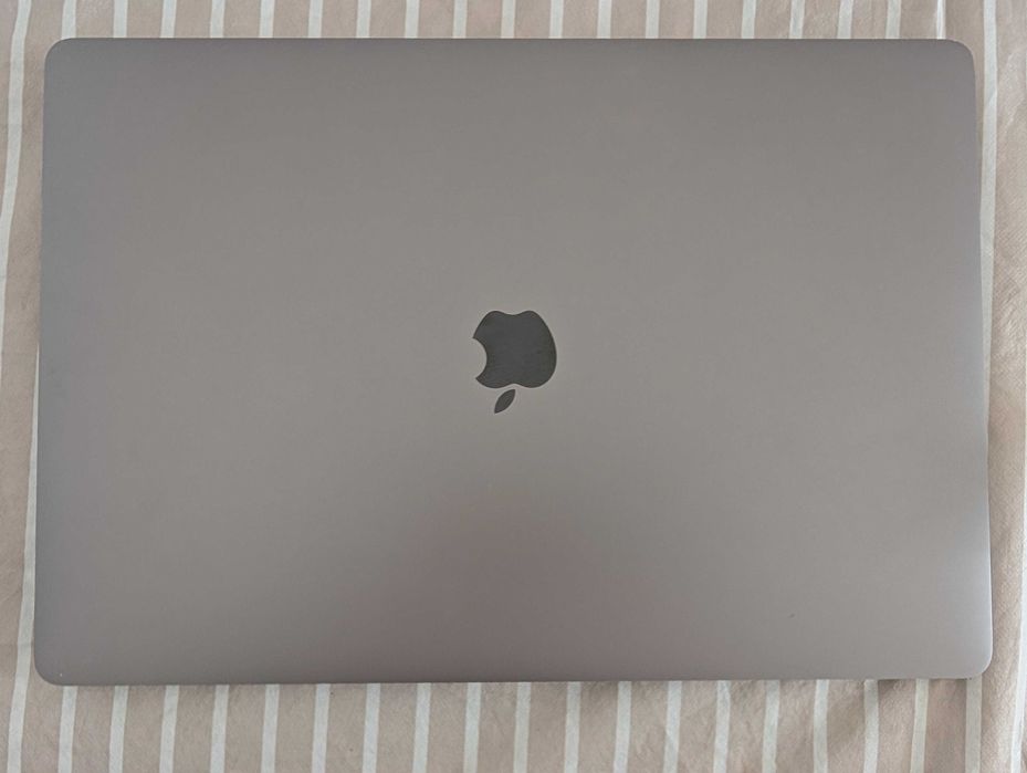 MacBook Pro 16" 2019 / 2.6GHz i7 / 32Gb RAM / 512Gb SSD / English Keyboard