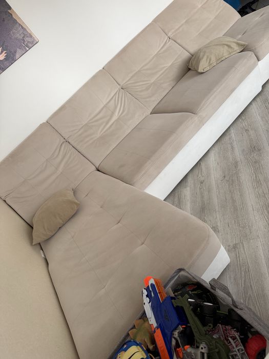 Диван б/у ,бежевого кольору