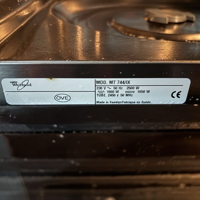 Micro-ondas Whirlpool com Grill – Encastrar – Prato Pyrex + Tampa