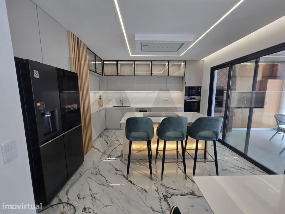 Penthouse T3 de luxo no Centro do Caniço