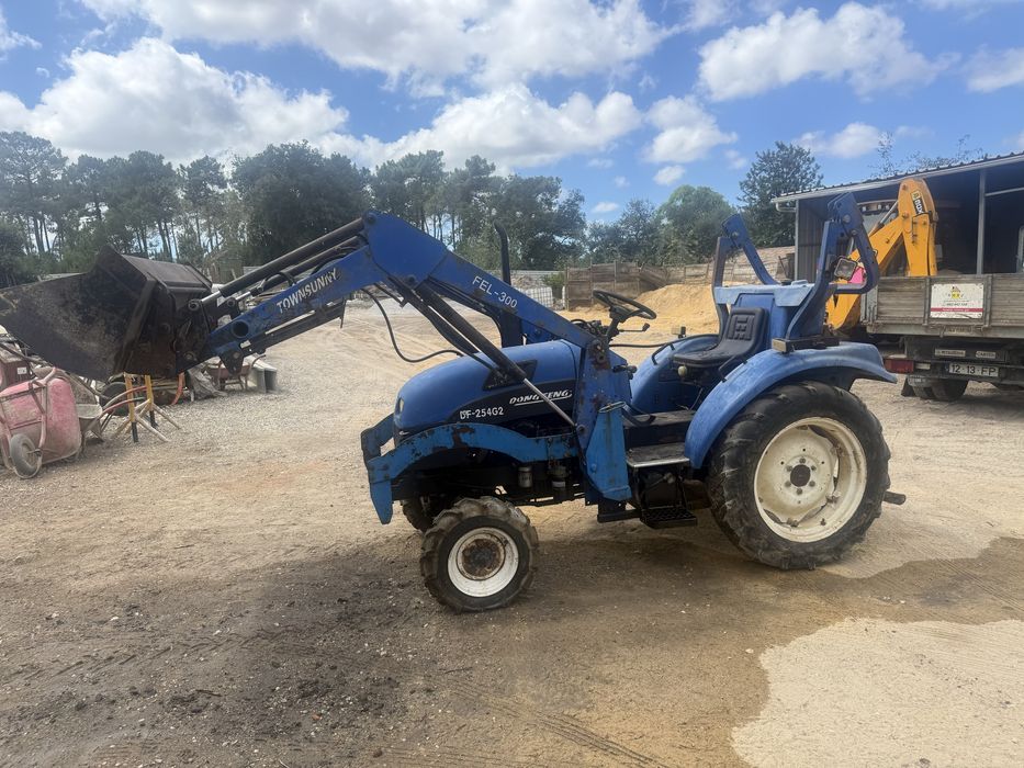 Trator agricola 4x4 com 30 cv e carregador frontal