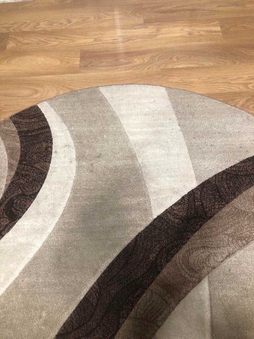 Килим овальної форми в гарному стані,розмір 2/4