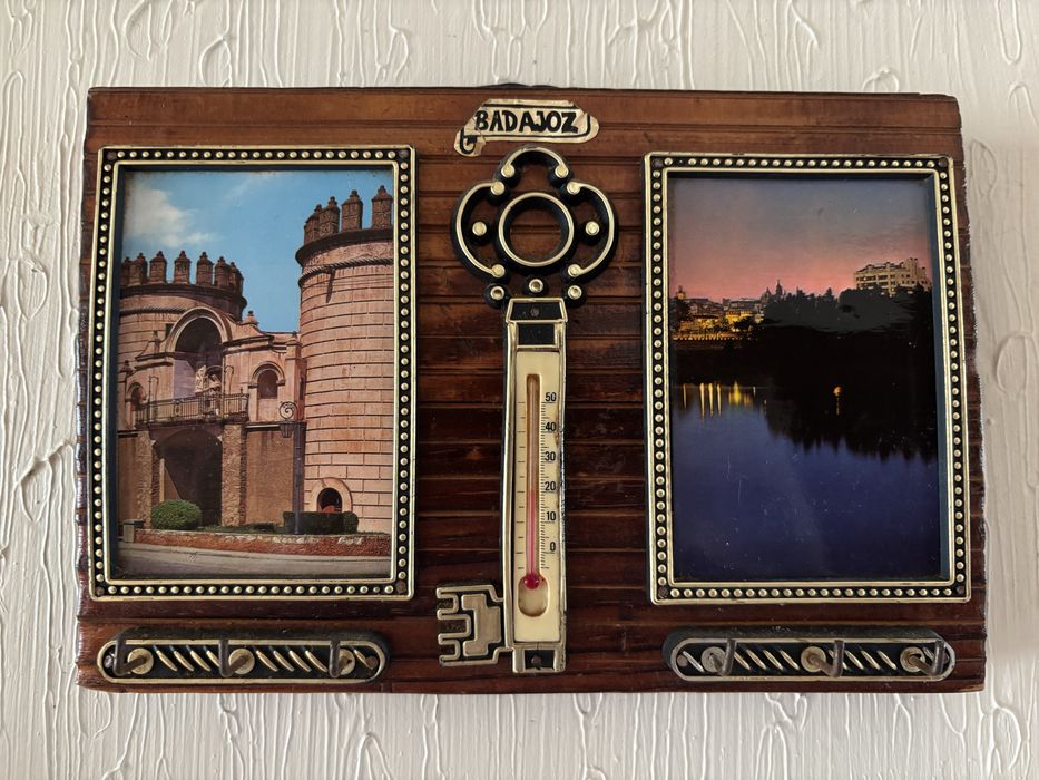 5 Quadros de parede com moldura em madeira escura