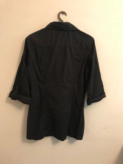 Camisas castanha e preta Stradivarius