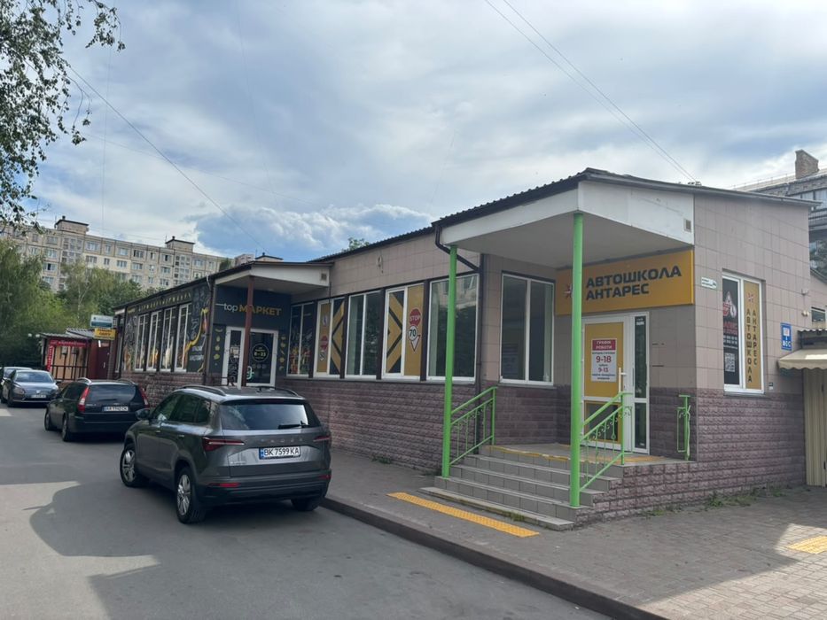 Продаж будівлі у центрі м. Вишневе.