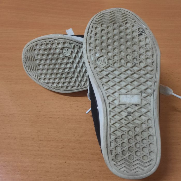 Sprzedam czarne sznurowane trampki r. 24 in extenso