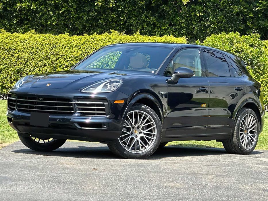 Porsche Cayenne Hybrid      2022