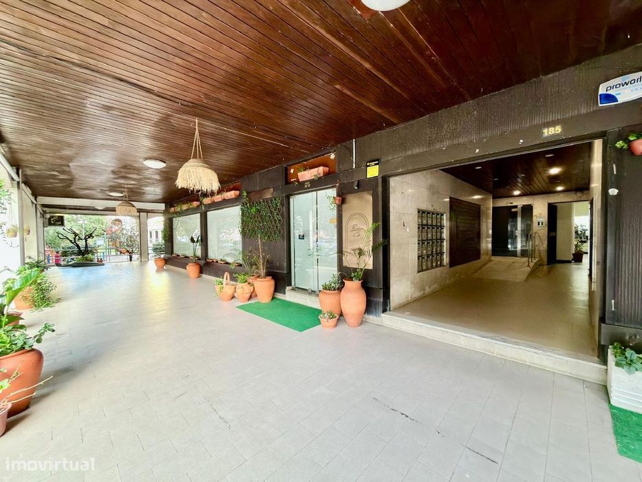 Apartamento T4 para arrendamento, situado na Rua Cândido de Oliveira