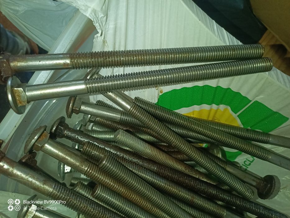 17 parafusos com 20cm de comprimento completos com anilhas e fêmeas