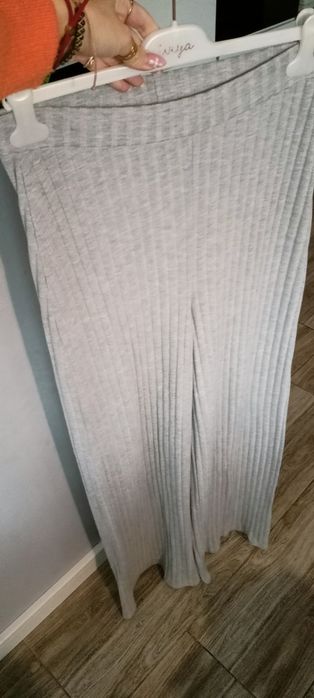 Szare spodnie prążek r42