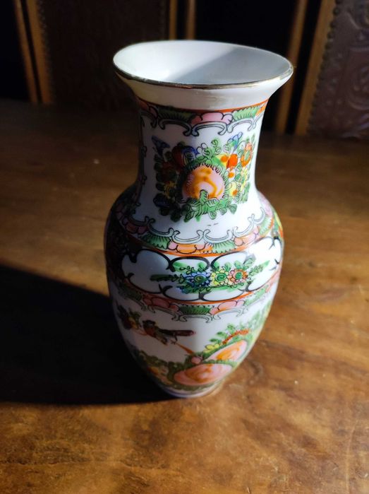 Qianlong-style jar (made in Macau)