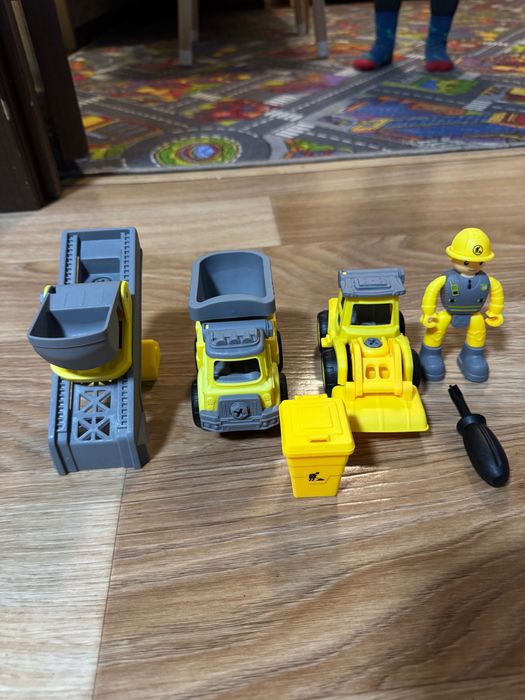 Іграшки . Машинки