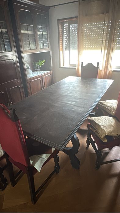 Mesa antiga com 6 cadeiras antigas (para despachar)