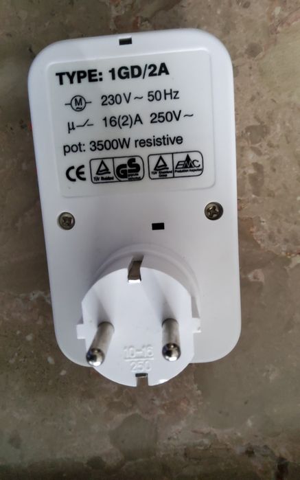 Working mechanical thermometer and timer.438006559225292803