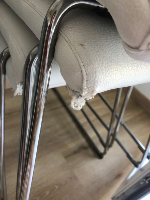 Cadeiras estofadas brancas