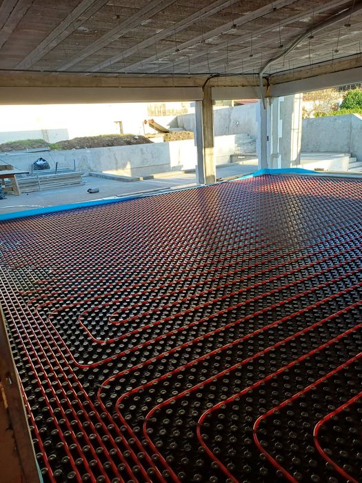 Instalação de ar condicionado trabalhos de picheleiro e aquecimento piso radiante
