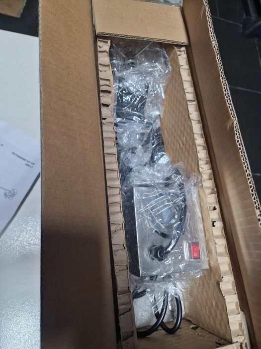 VEVOR JY-MY-DG1080, um kit universal de espeto giratório elétrico para churrasqueiras.