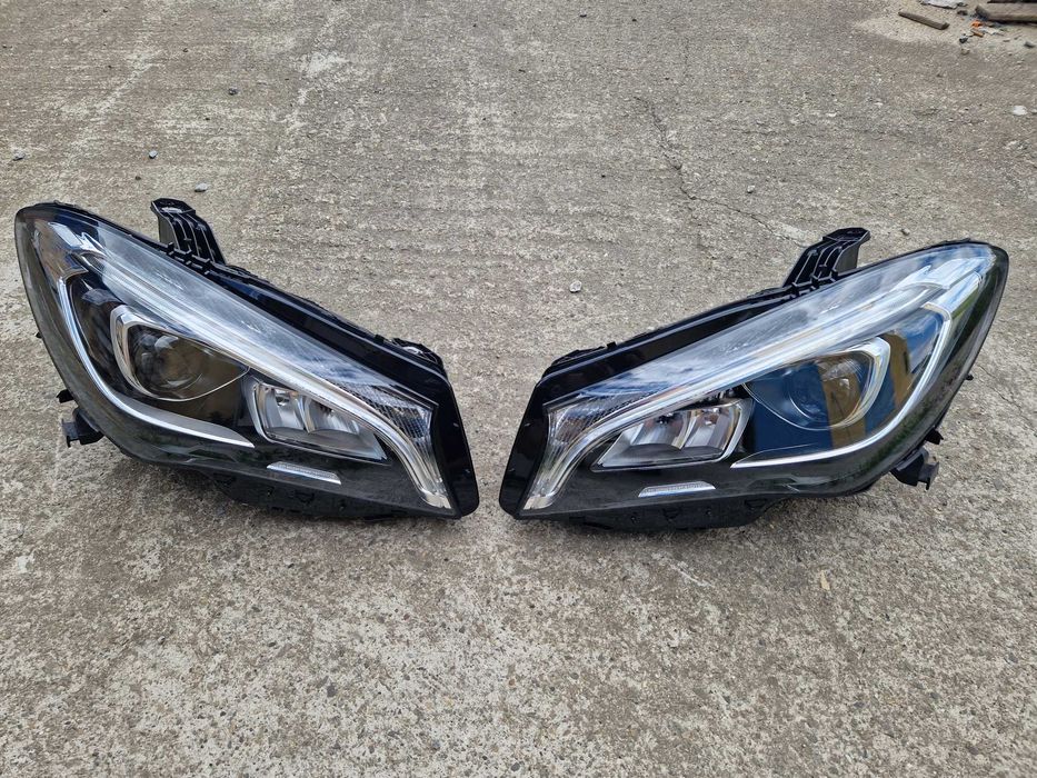 Передние фары Full Led (оригинал комплектные) на Mercedes-Benz CLA-Class C117 2017-2019 года.
