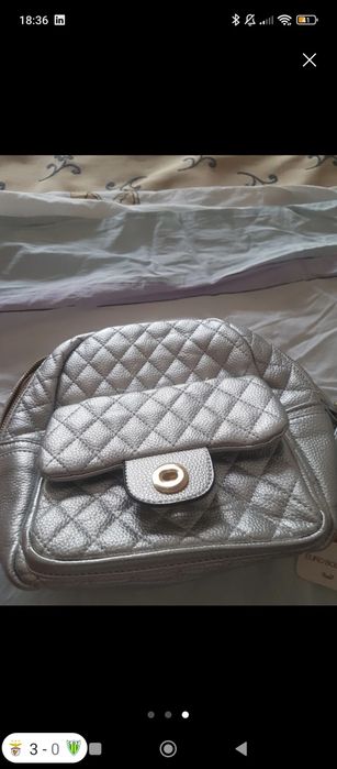 Mochila prateada nova