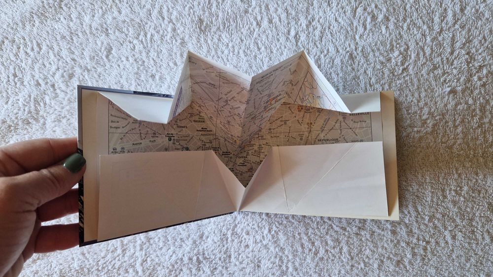 Livro "Guia Pop-Up Paris"