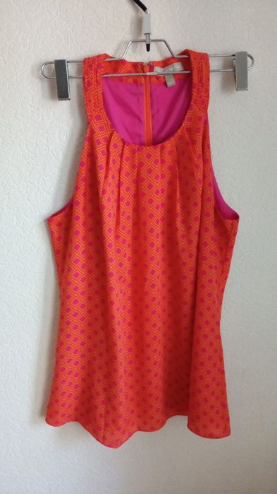 Фирменная футболка.