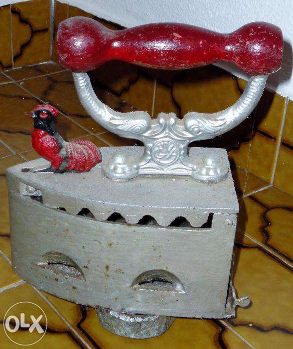 Ferro de engomar antigo a carvão