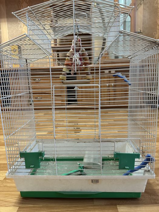 Клетка для попугаев  в отличном состоянии