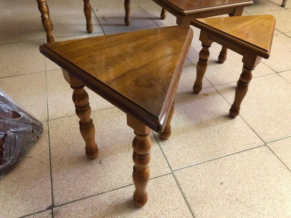 mesa e banquinhos em pinho mel maciço