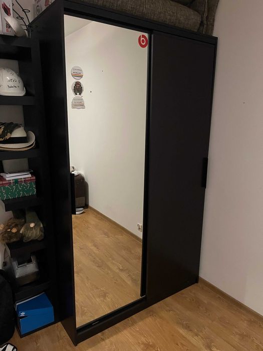 Ciemna szafa przesuwna z lustrem