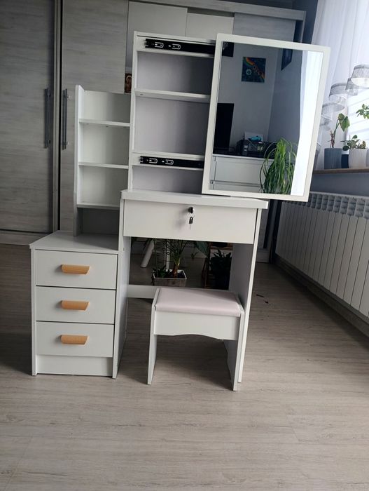 Dziecięca toaletka z lustrem + pufka.