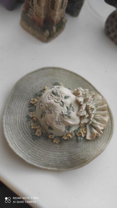 Керамічний вінтажний капелюшок.