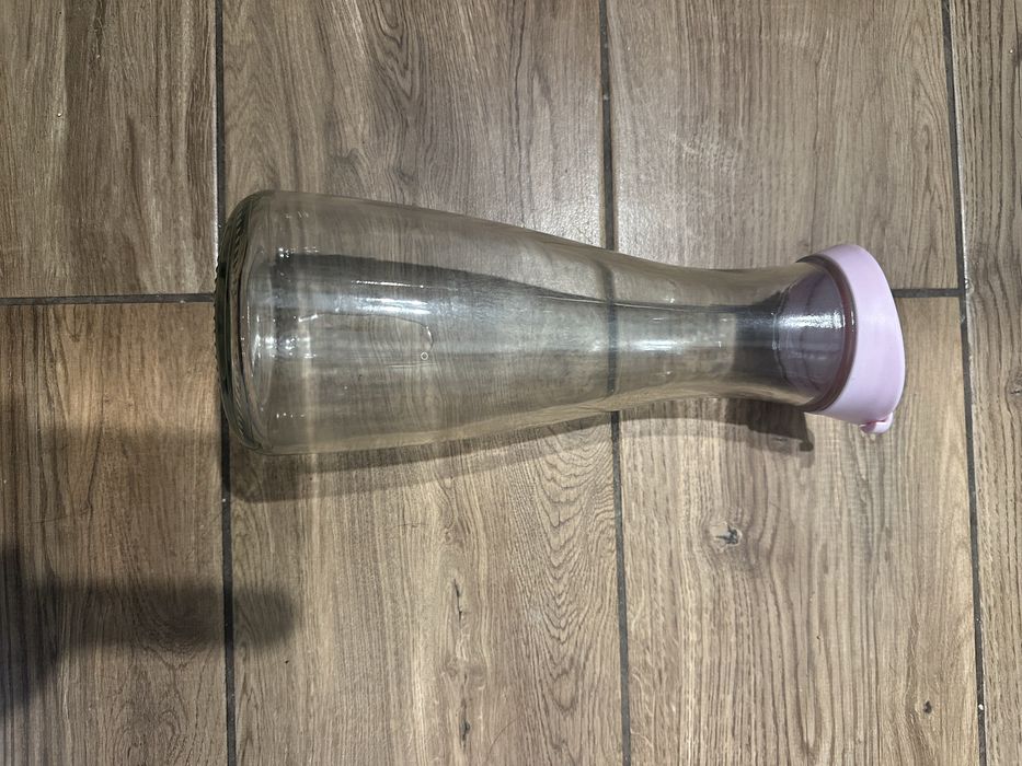 Szklany dzbanek z zamknieciem