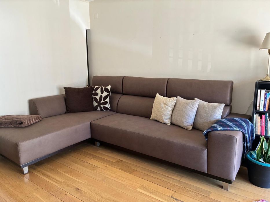 Sofá de canto com chaise-longue + mesa e 6 cadeiras