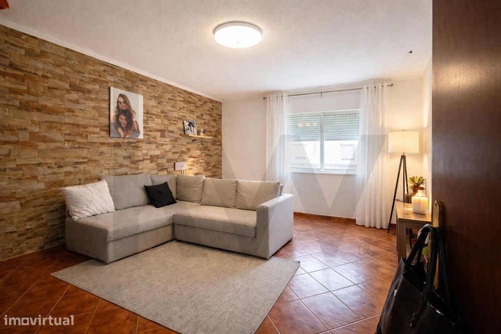 Apartamento T2 em Alcoitão – Luminoso, Funcional e com Excelente Local