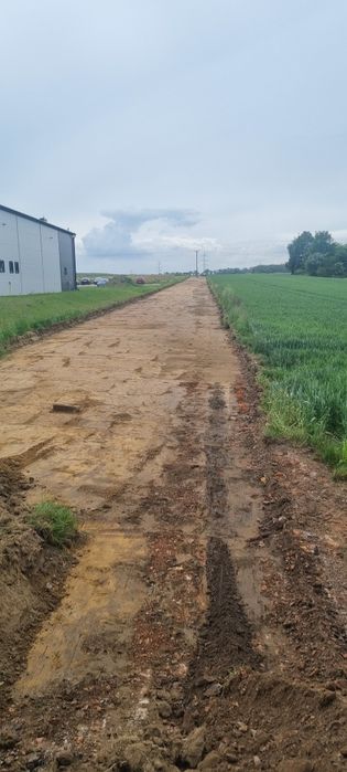 Budowa dróg podjazdów parkingów wyburzenia rozbiórki koparka