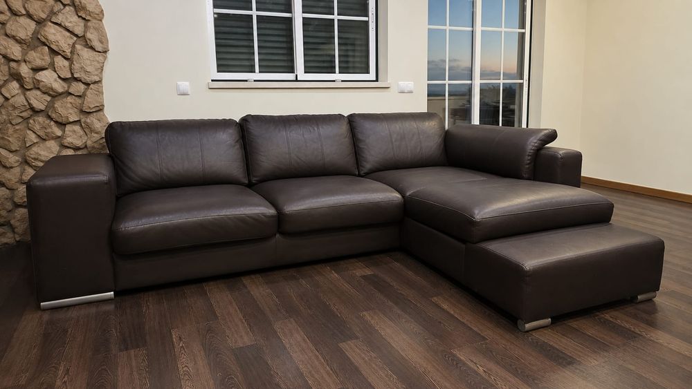 Sofa com chaise long mais 2 bancos