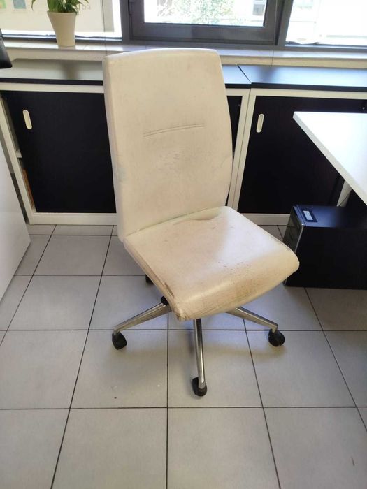 Cadeira escritório com desgaste