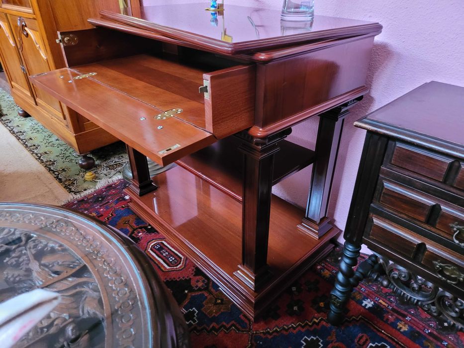 Móvel de apoio com tampo rotativo e prateleira deslizante - Mui