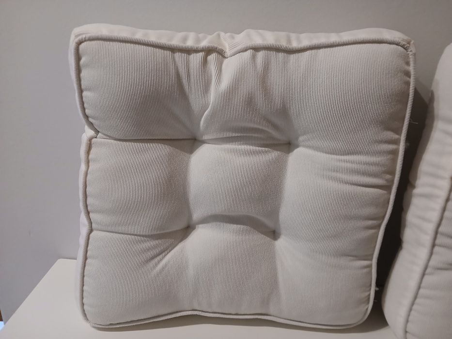 Almofadas brancas em bombazine