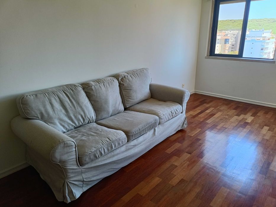 Sofá de três lugares