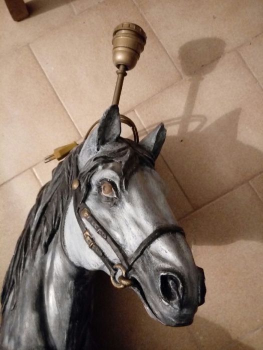 Cavalo candeeiro estátua