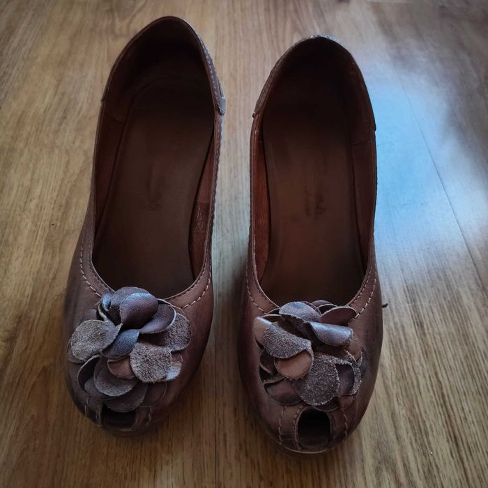 Sapatos castanhos de salto com aplicação floral | Elegantes