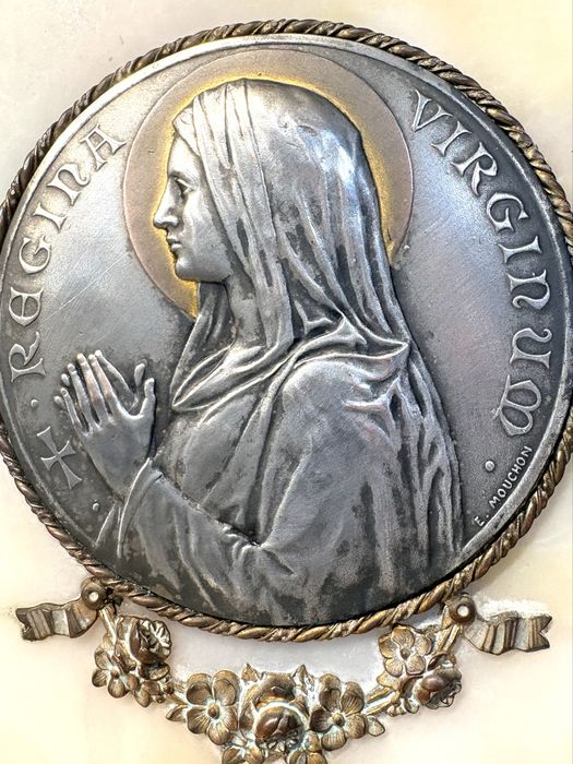 Grande linda imagem religiosa francesa Arte Nova “Regina Virginum” de E. Mouchon com banho em prata sobre Alabastra